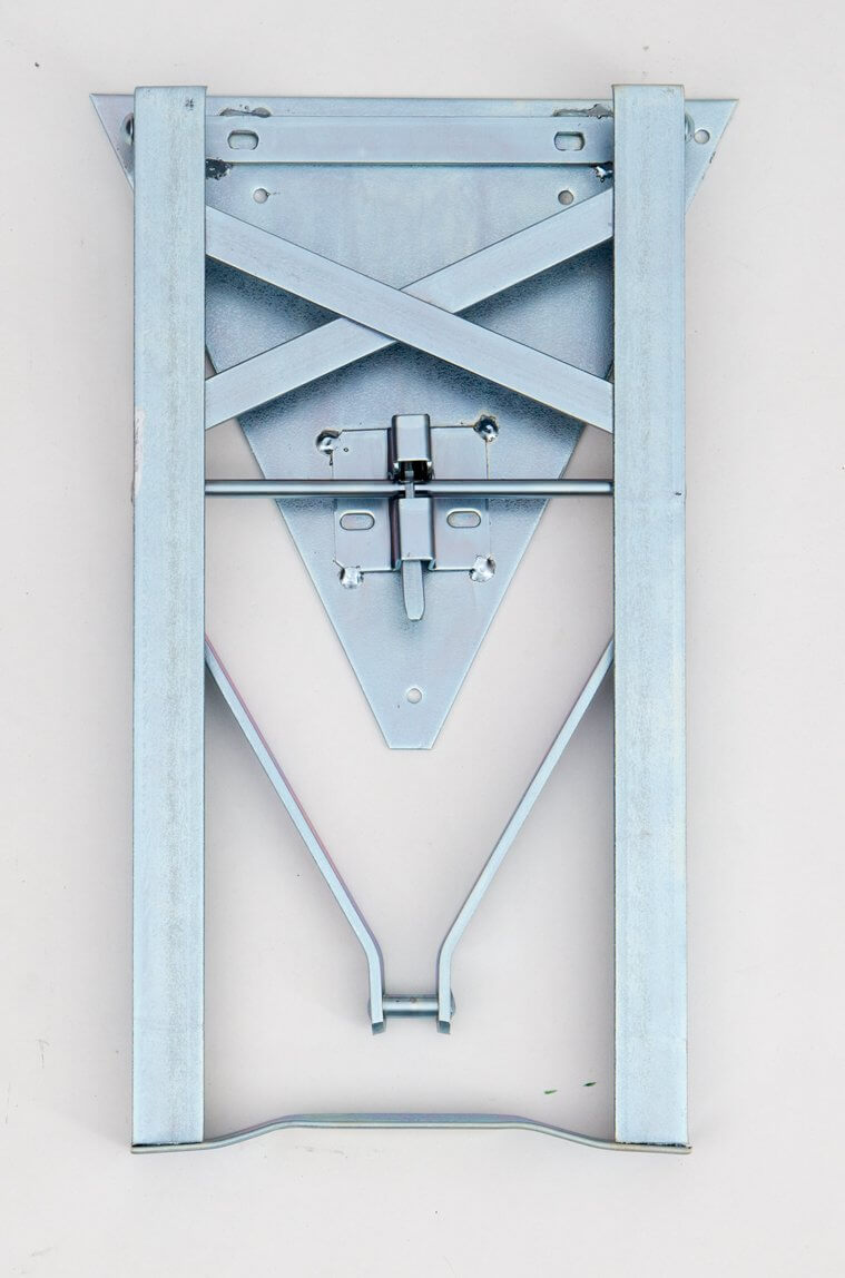 Bierbankframe no.207 met snapper gelast op driehoekige ijzeren plaat