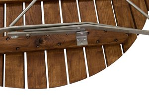 Biertuinmeubilair dat van onderen komt.