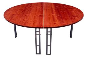 Rond biertentstel, vijf banken in volledige cirkel.