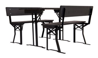 Bierbanken met rugleuning en biertafel met veel beenruimte.