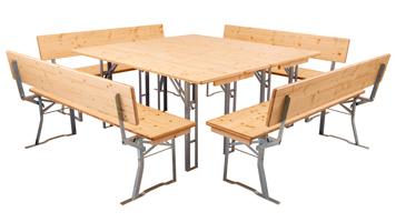 Marquee zet brede tafels.