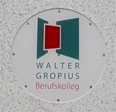 Krasbestendige reclame onder plexiglas.