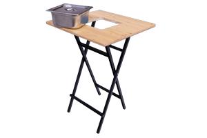 Hoge tafels met uitgesneden cateringcontainers