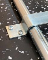 Hoge tafel met eenvoudig klapmechanisme. 