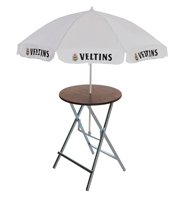 Hoge tafels met paraplu's.